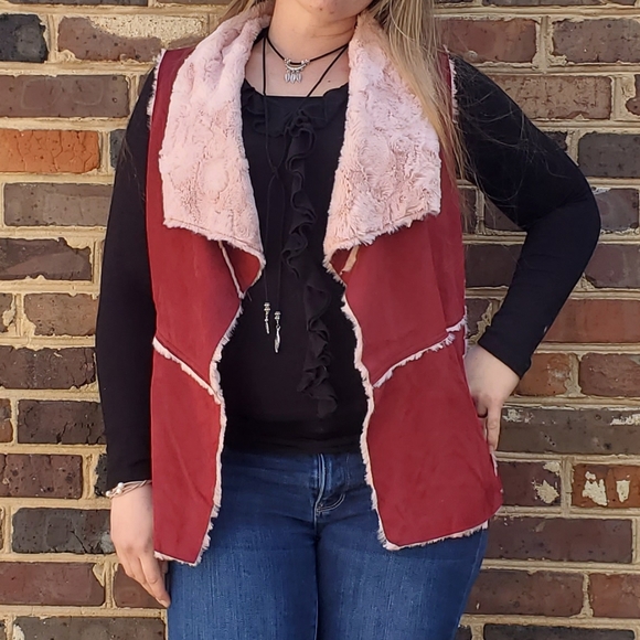 Crimson suede vest with faux fur lining - Picture 3 of 7